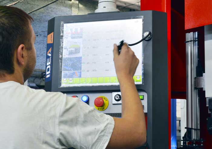 Изображение-   Заводом «Электроагрегат» был приобретен гидравлический вертикально-гибочный пресс с ЧПУ Toskar серии MasterFab. В сентябре 2015 г. была проведена пуско-наладка спецоборудования и станок введен в эксплуатацию.